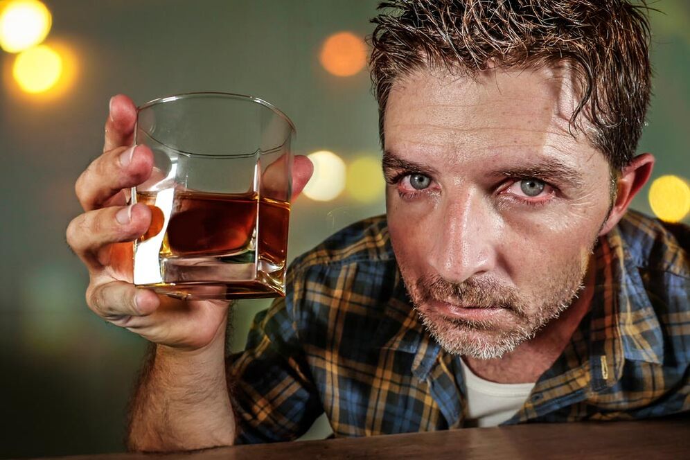 Muž alkoholik vypadá bolestivě